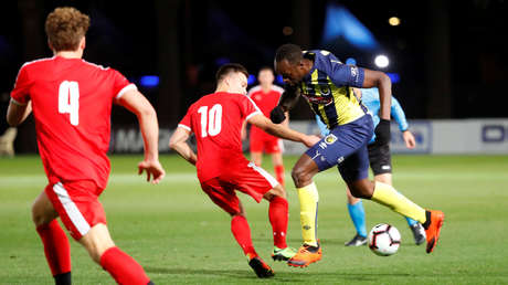 El colmo: Usain Bolt no anota su primer gol como futbolista por falta de velocidad (VIDEO)