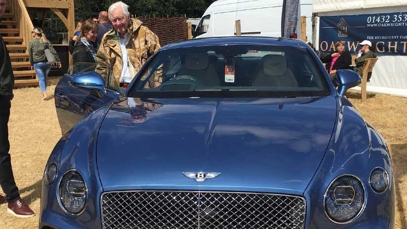 Multimillonario de 72 años busca esposa joven para dejarle sus castillos y libre acceso a su tarjeta