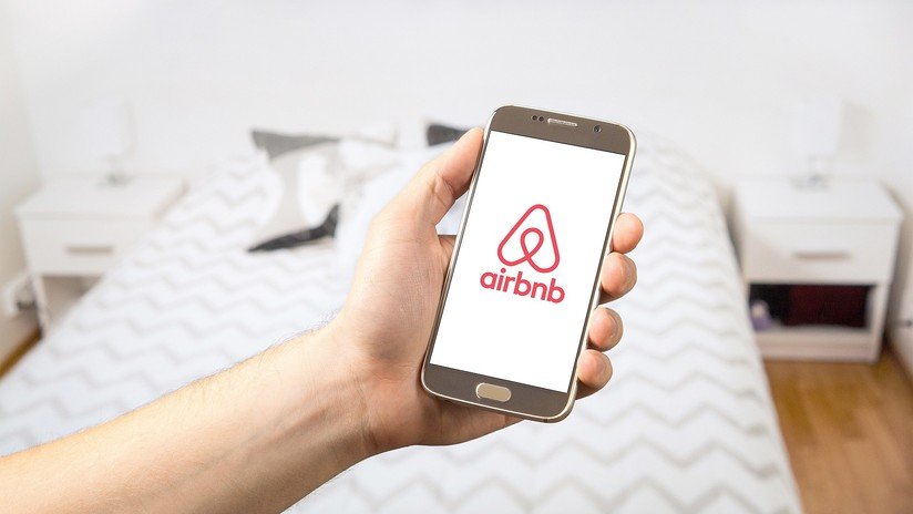 Alquilan un piso de Airbnb y encuentran una cámara espía apuntando a su cama escondida en un reloj 