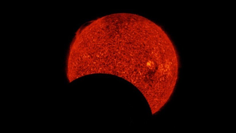 VIDEO: La Luna eclipsa al Sol dos veces en pocas horas, 'cruzando' de un lado a otro