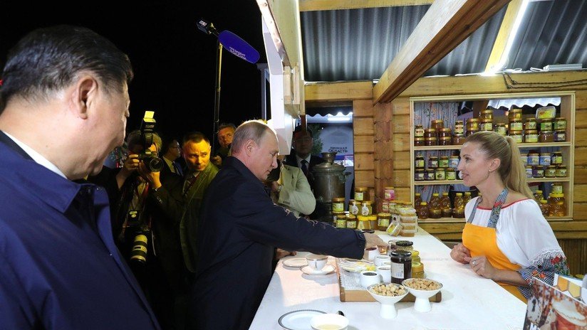 "Ya me lo pagarás en yuanes": Putin hace un regalo a Xi durante su visita a Vladivostok (VIDEO)