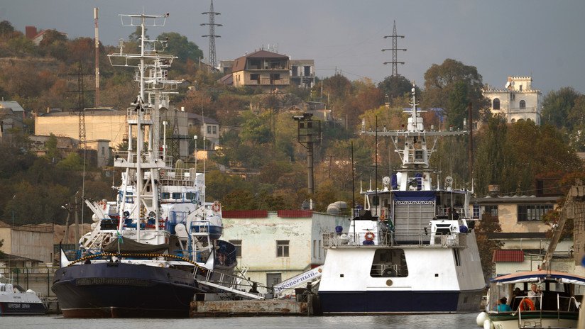 Buques militares ucranianos navegan frente a las costas de Crimea