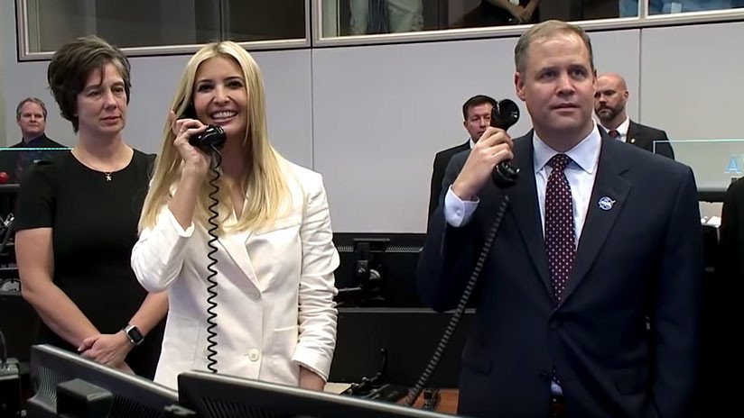 Un cosmonauta ruso 'hace levitar' a Ivanka Trump lanzándole un cumplido desde el espacio