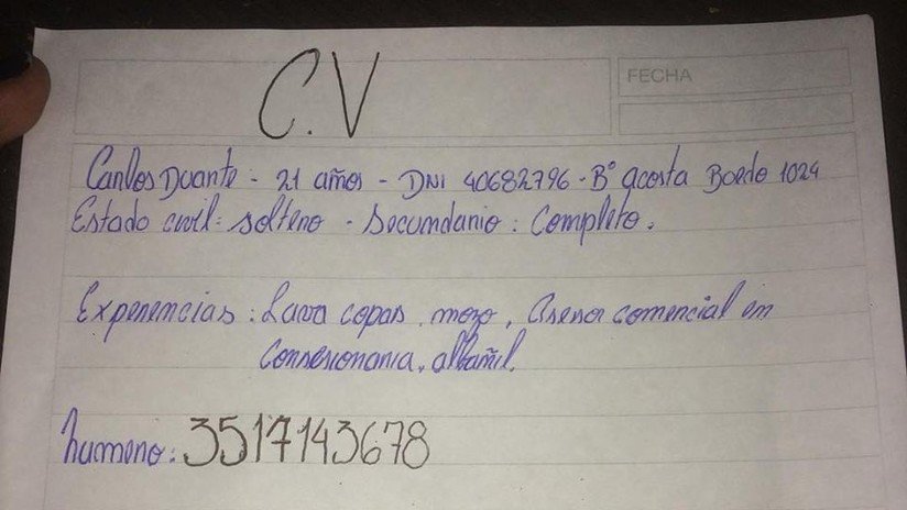 FOTO: Un desempleado hace su currículo a mano por falta de dinero y conmueve a las redes