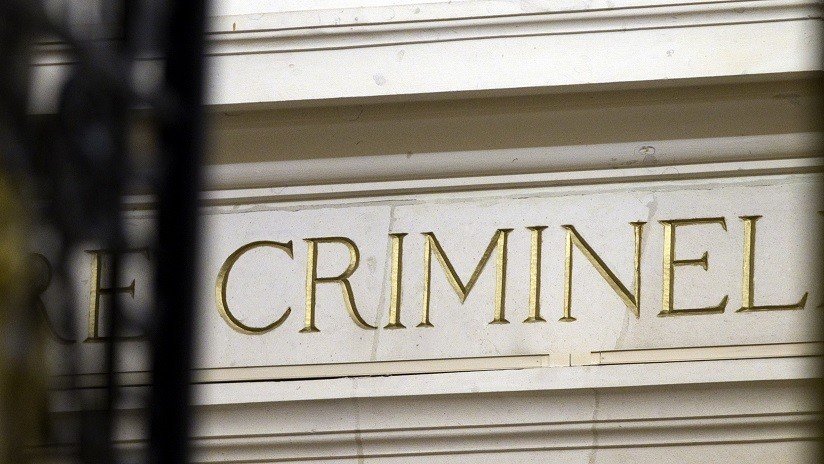 Manosea e insulta a una mujer y se convierte en el primer sancionado bajo una nueva ley de Francia