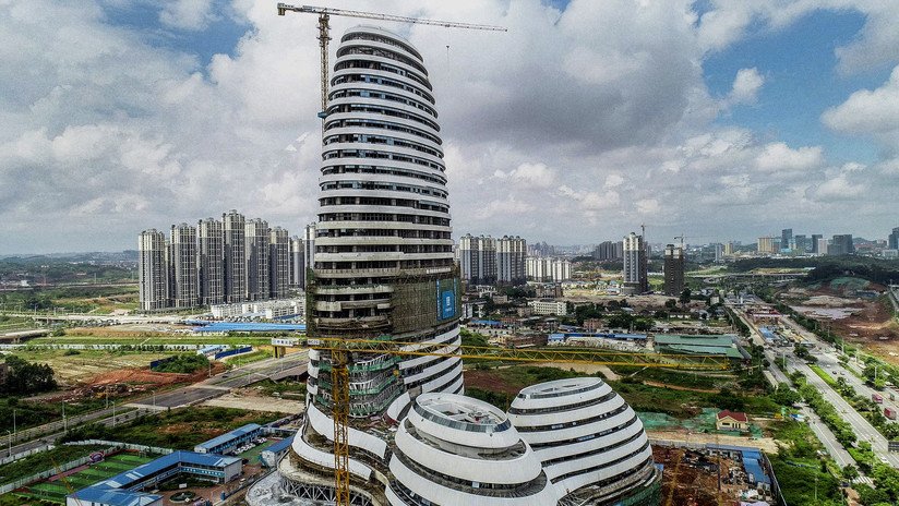 VIDEO: Indignación y burlas en China por la erección de un rascacielos