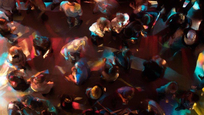 Foto de una joven aburrida en una discoteca se convierte en el meme "más identificable" de la Red