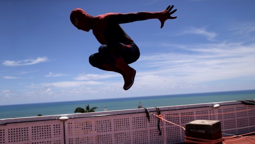 VIDEO: Nada parará a este cobrador de bus, capaz de recaudar los pasajes a lo Spider-Man