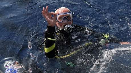 Veterano británico de 95 años rompe su propio récord como el buzo más longevo del mundo