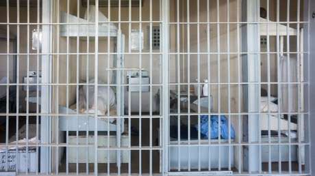 Pasó 17 años en prisión por un robo cometido por su 'doble' y ahora pide cobrar los años perdidos