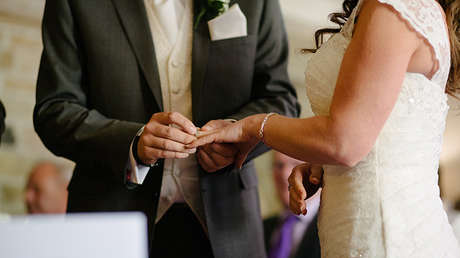 Un estadounidense encuentra a sus padres biológicos y los lleva al altar 36 años después