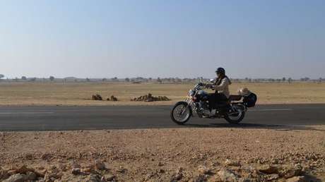VIDEO: Un mototaxista recoge a dos clientes y le gastan una broma pesada