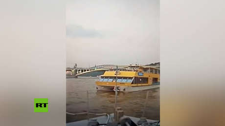 VIDEO: Dos embarcaciones con turistas chocan en el centro de Moscú