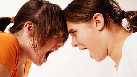 Una chica del tiempo le fractura el cráneo a presentadora de noticias por celos