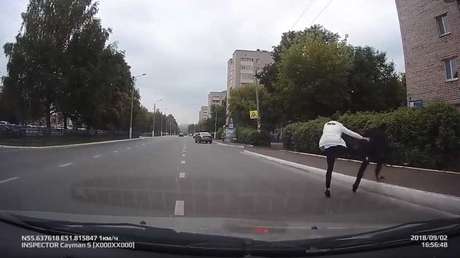 VIDEO: Un conductor baja los humos a un peatón con una patada en el trasero