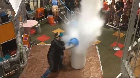 VIDEO: Un experimento con nitrógeno líquido provoca una explosión y desperfectos