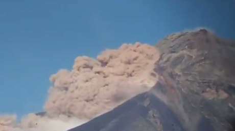 VIDEO: Una avalancha desciende del Volcán de Fuego en Guatemala