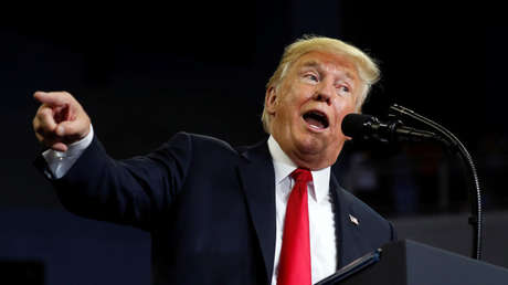 Trump dice tener "100 fotos" del fiscal Mueller y del ex director del FBI "abrazándose y besándose"