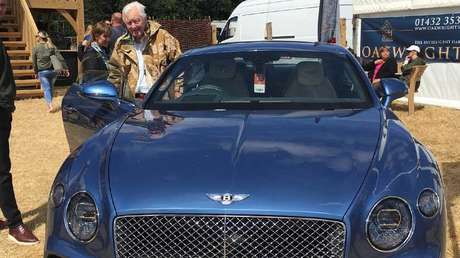 Multimillonario de 72 años busca esposa joven para dejarle sus castillos y libre acceso a su tarjeta