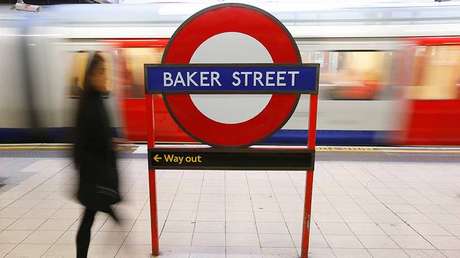 Una pareja y su bebé caen en las vías del metro y un tren les pasa por encima 