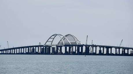 VIDEOS: Una grúa flotante se estrella contra el puente de Crimea 