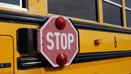 ¡Se salvó de milagro!: Un coche a todo gas pasa rozando a un niño que cruzaba una carretera (VIDEO)