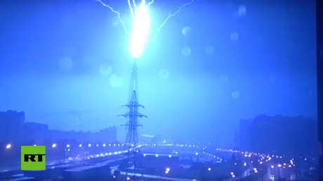 VIDEO: Captan el momento en que un relámpago impacta el rascacielos más alto de Europa
