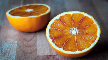 FOTO: Una naranja se vuelve púrpura y sorprende a los científicos