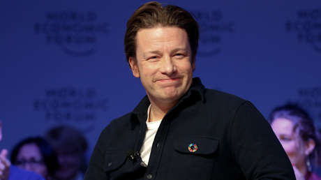 Trata de asaltar la casa del famoso chef Jamie Oliver, pero este muestra que no solo sabe cocinar