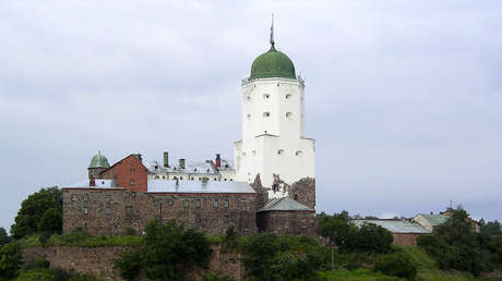 FOTOS: Hallan un antiguo juego de mesa escondido en la cámara secreta de un castillo en Rusia