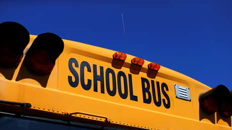 VIDEO: Auto casi atropella a niños que caminaban hacia bus escolar en EE.UU.