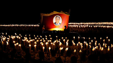 Corea del Norte celebra su 70.º aniversario con juegos y un espectacular desfile con antorchas