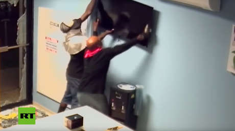 VIDEO: Un televisor 'le queda grande' a dos ladrones en EE.UU.