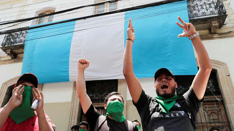 FOTOS, VIDEOS: Evacúan sede del Congreso tras protestas y agresiones a diputados en Guatemala