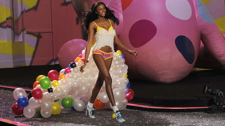 Modelo de Victoria's Secret demuestra a sus críticos que, aparte de desfilar, también crea 'apps'