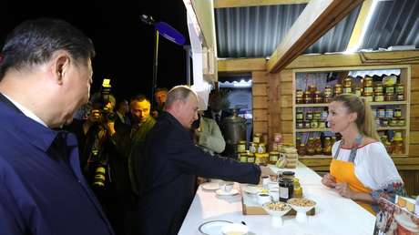 "Ya me lo pagarás en yuanes": Putin hace un regalo a Xi durante su visita a Vladivostok (VIDEO)