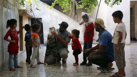 Terroristas escogen a 22 niños con sus padres para escenificar un ataque químico en Idlib