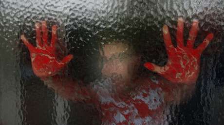 Una niña vietnamita sufre una rara enfermedad que le hace sudar sangre a causa del estrés escolar