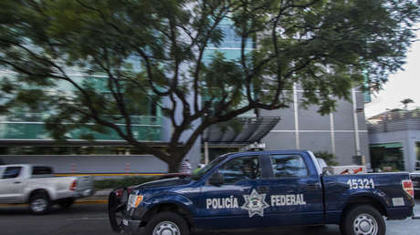 VIDEO: Un policía ataca por la espalda a un motociclista en una riña callejera en México
