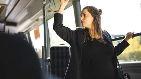 Un hombre impide sentarse en un bus a una embarazada de ocho meses y ella le da una lección