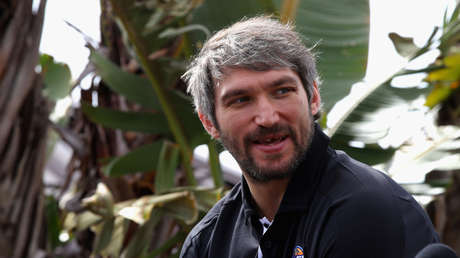 'Cambio de juego': Estrella de hockey ruso captura un balón de fútbol y 'salva' a su esposa (VIDEO)