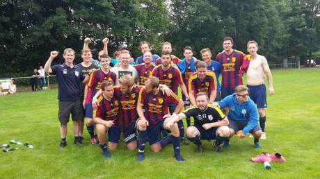 Escándalo en Alemania por 7 futbolistas que hicieron saludo nazi para tomarse una foto "divertida"