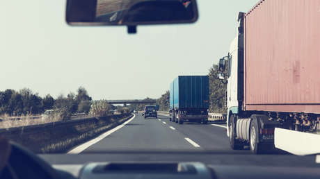 VIDEO: Una furgoneta circula a gran velocidad y sale volando al acabarse la carretera