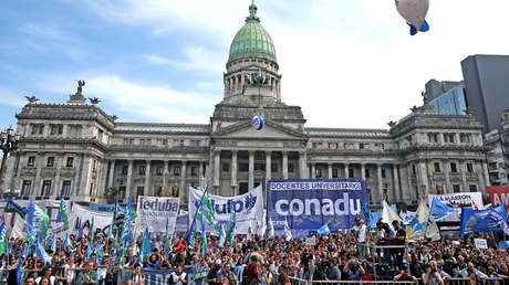 Huelga educativa en Argentina por salarios, presupuesto y contra las torturas a una maestra