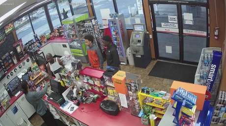VIDEO: Jóvenes roban una tienda después de que el vendedor sufriera un ataque cardíaco