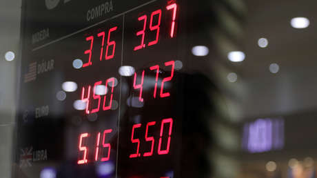 El real brasileño cae a un mínimo histórico frente al dólar estadounidense