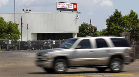 VIDEO: Una mochila le salva la vida a un niño de tres años al pasarle por encima un auto