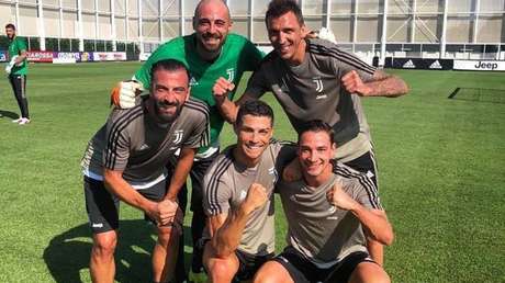 VIDEO: Periodista de Juventus TV hace transmisión en vivo sin saber que CR7 hace esto a sus espaldas