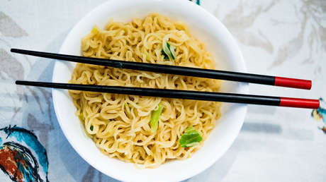 ¿Fideos embrujados?: Un platillo instantáneo salta en el aire y desparrama su contenido (VIDEO)