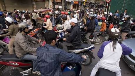 VIDEO: Se despierta con la cabeza atrapada entre la rueda y el tubo de escape de una moto